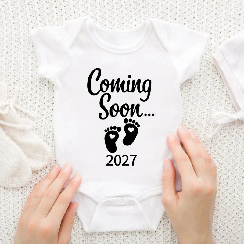 New Baby Coming Soon 2027 Announcement Newborn Baby Bodysuits Rompers Funny Boys Girls Outfits Body Pregnancy Reveal Clothes