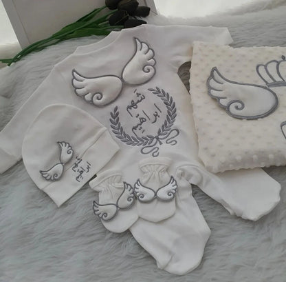 Dollbling 3pcs Wings Outfits Plus Blanket Any Name Embroidery Sweetwood Gift Set Baby Pajamas Hat Welcome Home Ceremonial dress