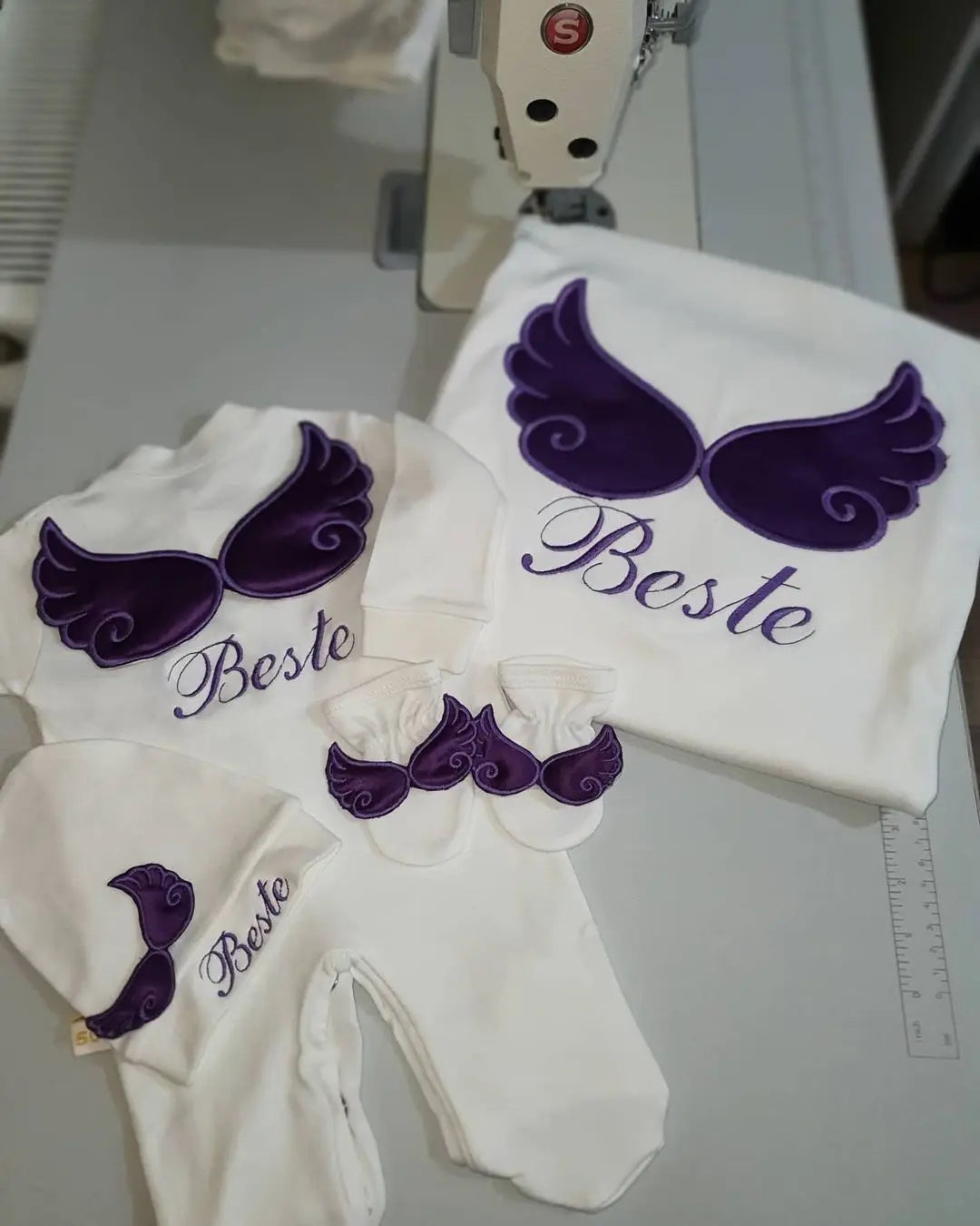 Dollbling 3pcs Wings Outfits Plus Blanket Any Name Embroidery Sweetwood Gift Set Baby Pajamas Hat Welcome Home Ceremonial dress