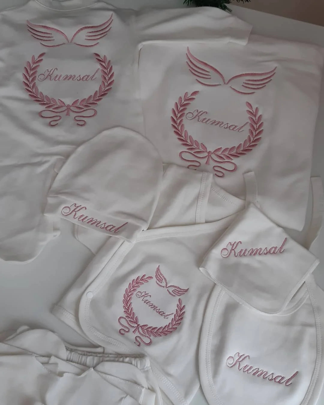 10pcs Wings Outfits Any Name Personalized Laurel Tree Embroidery Gift Baby Pajamas Hat Welcome Home Ceremonial dress
